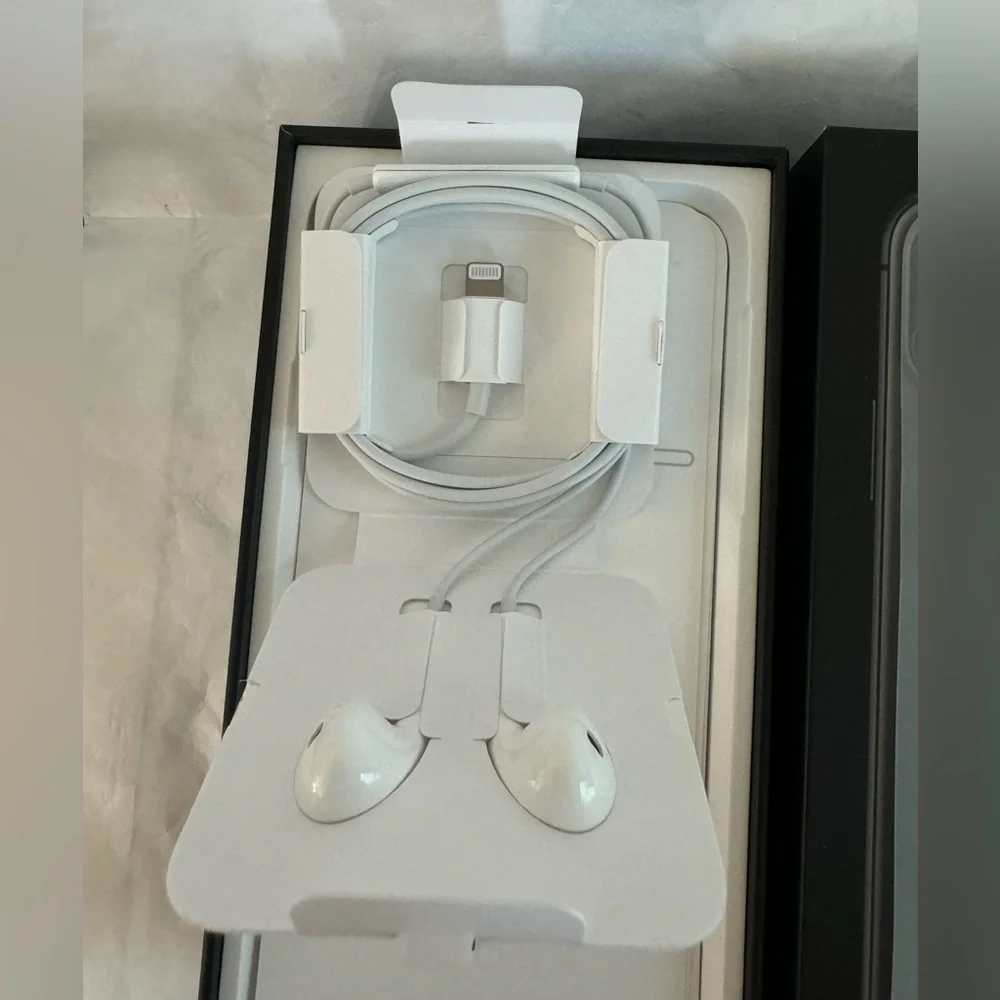 APPLE IPHONE Earbuds Wired w/ Lightening Connector, Stickers, SIM Card Tool NIB